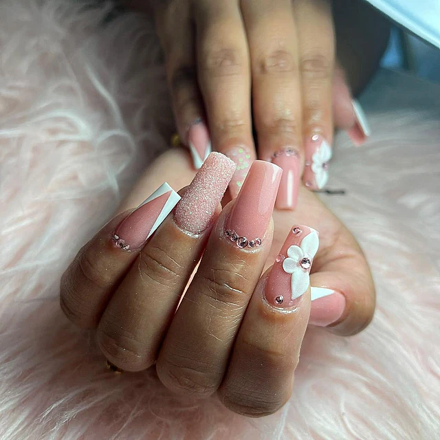 uñas de color rosa con blanco