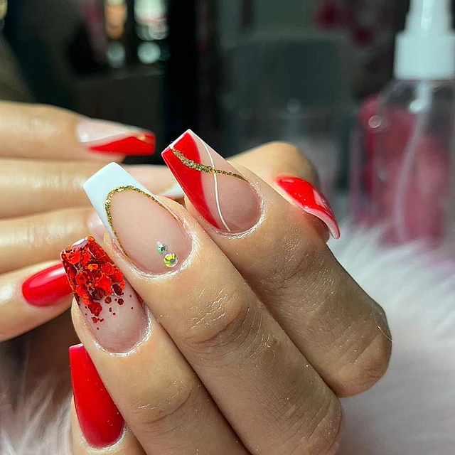 uñas de color transparente con blanco y rojo