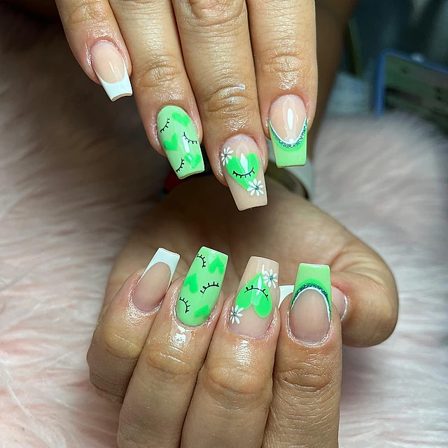 uñas de color verde y blanco