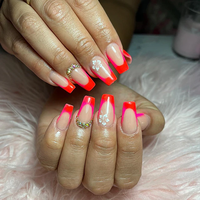 uñas de color transparente con rojo